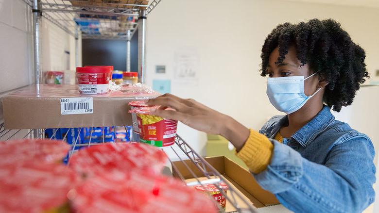 Angel Asomugha stocks 宾州州立大学白兰地酒's food pantry.