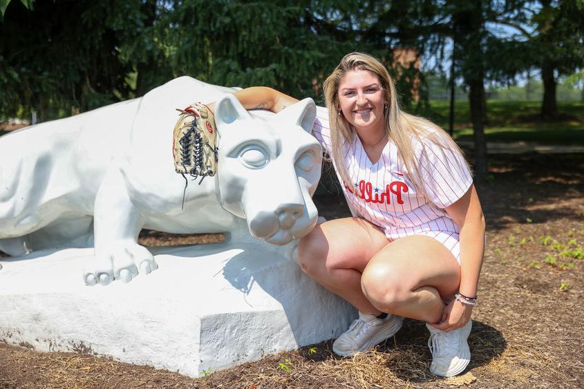 法雷尔埃弗雷特 in Phillies uniform with glove next to Nittany Lion